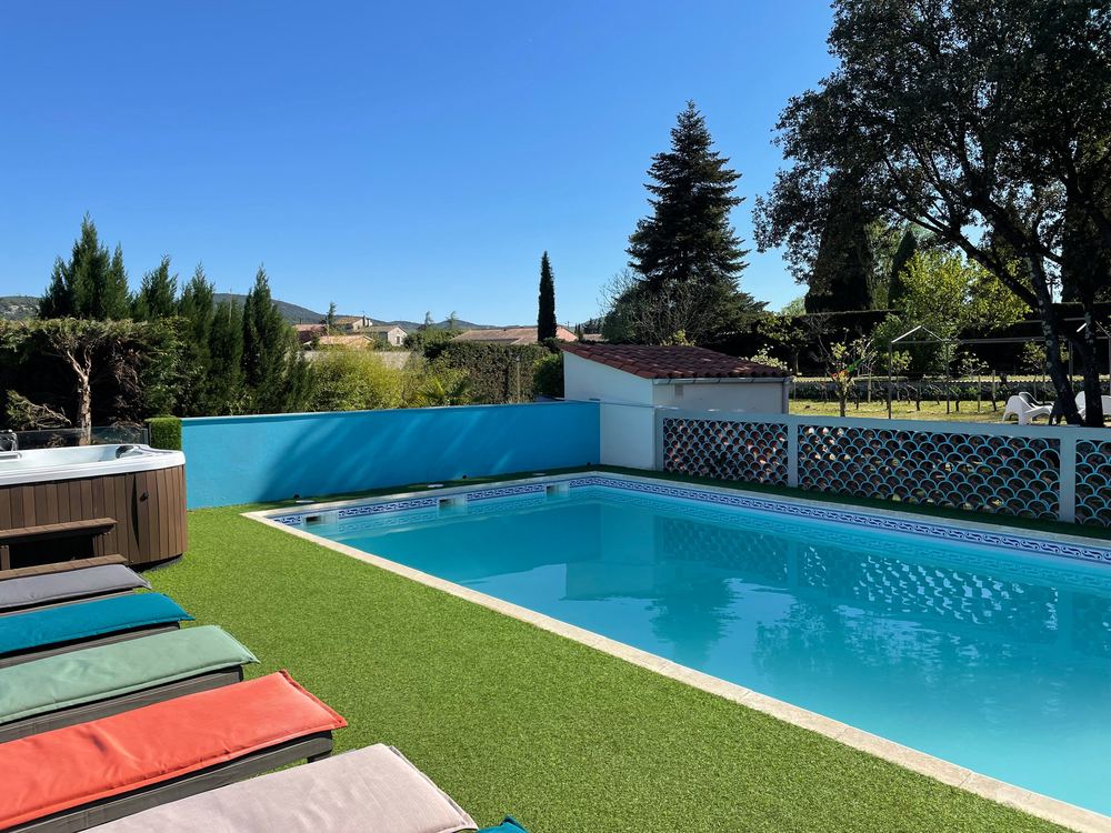 Piscine et transats