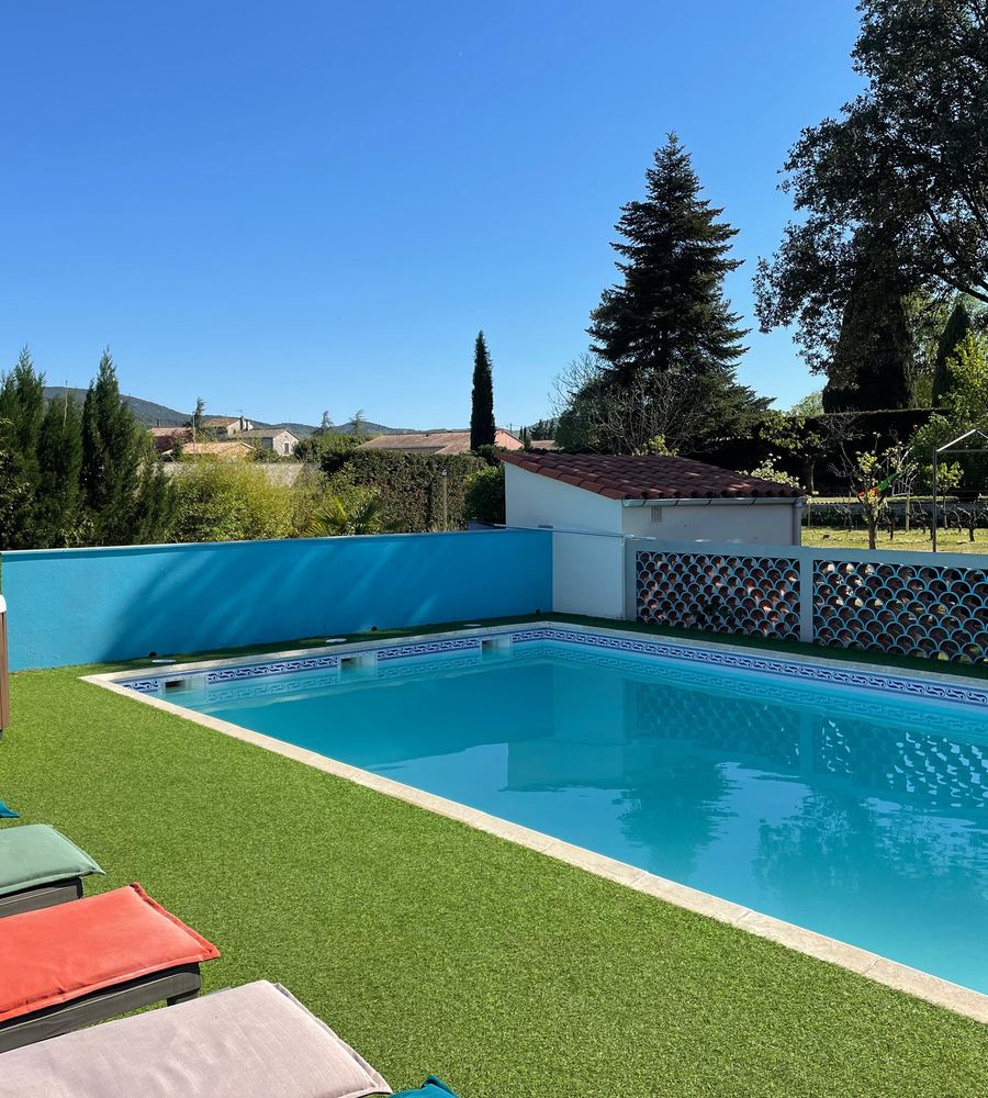 Piscine chauffée et transats