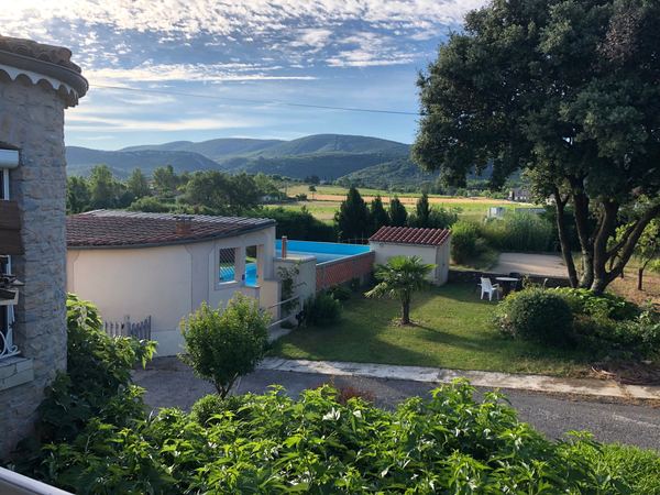 Vue panoramique depuis la piscine