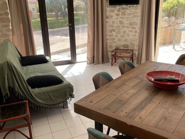 Séjour avec mur en pierre